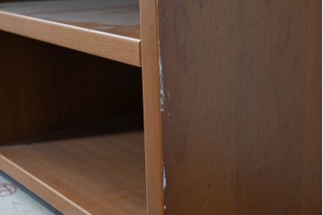 中古　美品　イタリア高級輸入家具　Poliform(ポリフォーム)　チェリー材　スライド式ガラス戸の照明付きハイキャビネット　定価約110万円　(R-087266)