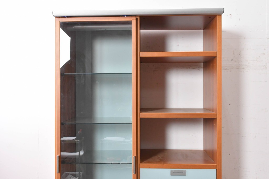 中古　美品　イタリア高級輸入家具　Poliform(ポリフォーム)　チェリー材　スライド式ガラス戸の照明付きハイキャビネット　定価約110万円　(R-087266)