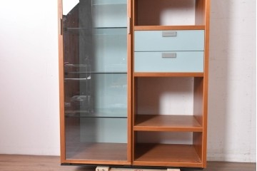 中古　美品　イタリア高級輸入家具　Poliform(ポリフォーム)　チェリー材　スライド式ガラス戸の照明付きハイキャビネット　定価約110万円　(R-087266)