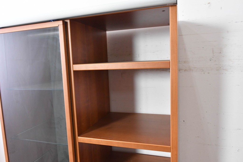 中古　美品　イタリア高級輸入家具　Poliform(ポリフォーム)　チェリー材　スライド式ガラス戸の照明付きハイキャビネット　定価約110万円　(R-087266)