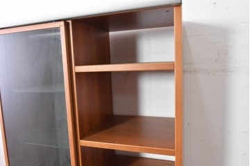 中古　美品　イタリア高級輸入家具　Poliform(ポリフォーム)　チェリー材　スライド式ガラス戸の照明付きハイキャビネット　定価約110万円　(R-087266)