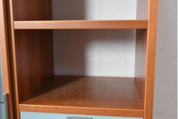 中古　美品　イタリア高級輸入家具　Poliform(ポリフォーム)　チェリー材　スライド式ガラス戸の照明付きハイキャビネット　定価約110万円　(R-087266)