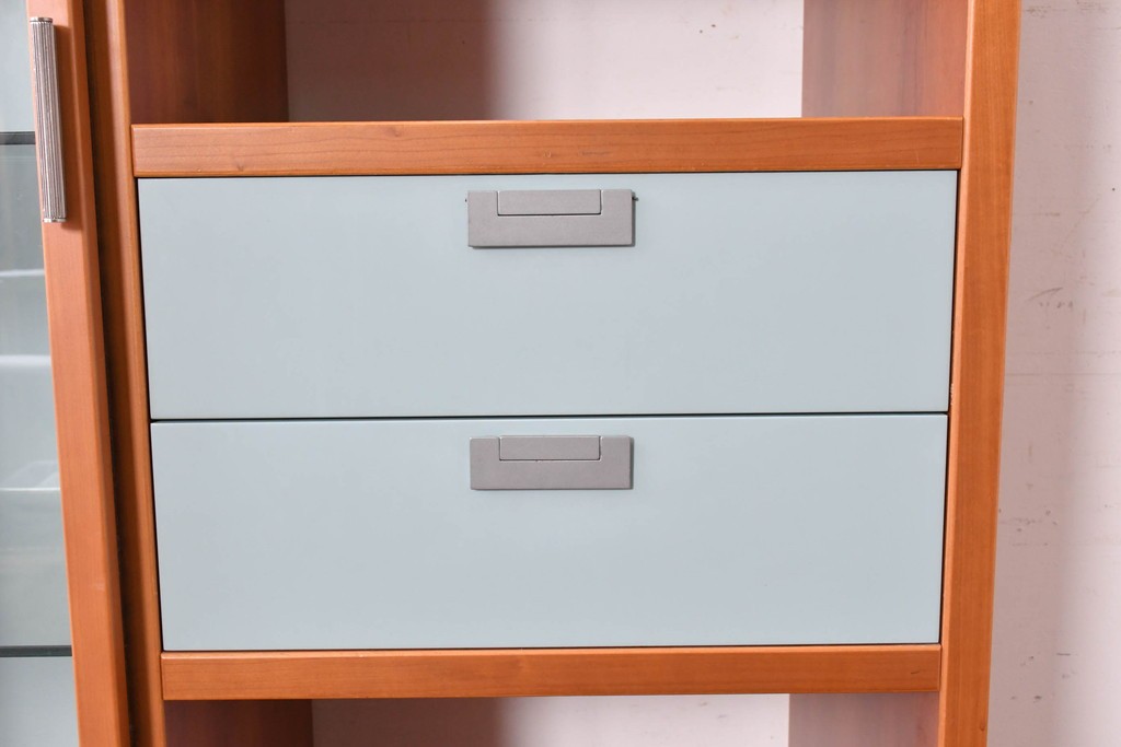 中古　美品　イタリア高級輸入家具　Poliform(ポリフォーム)　チェリー材　スライド式ガラス戸の照明付きハイキャビネット　定価約110万円　(R-087266)