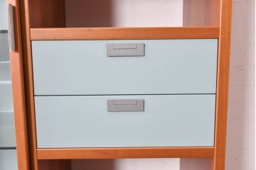 中古　美品　イタリア高級輸入家具　Poliform(ポリフォーム)　チェリー材　スライド式ガラス戸の照明付きハイキャビネット　定価約110万円　(R-087266)