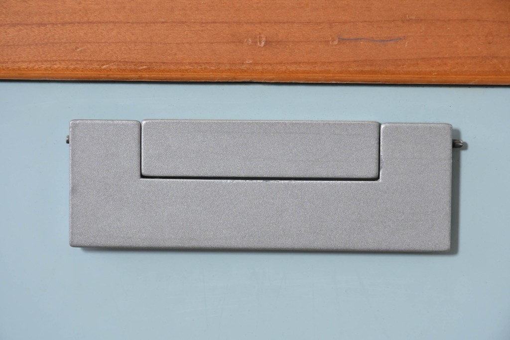 中古　美品　イタリア高級輸入家具　Poliform(ポリフォーム)　チェリー材　スライド式ガラス戸の照明付きハイキャビネット　定価約110万円　(R-087266)