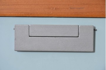 中古　美品　イタリア高級輸入家具　Poliform(ポリフォーム)　チェリー材　スライド式ガラス戸の照明付きハイキャビネット　定価約110万円　(R-087266)