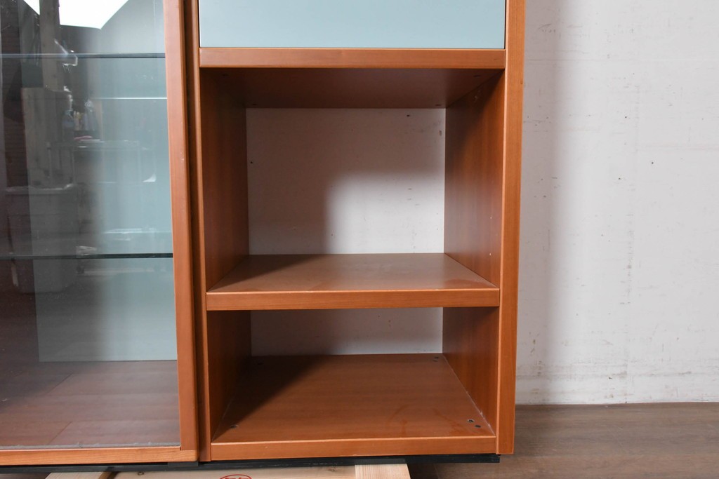 中古　美品　イタリア高級輸入家具　Poliform(ポリフォーム)　チェリー材　スライド式ガラス戸の照明付きハイキャビネット　定価約110万円　(R-087266)