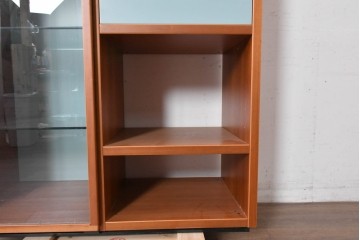 中古　美品　イタリア高級輸入家具　Poliform(ポリフォーム)　チェリー材　スライド式ガラス戸の照明付きハイキャビネット　定価約110万円　(R-087266)