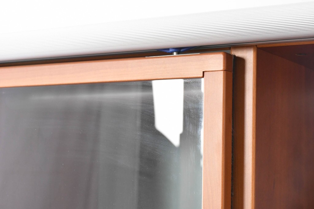 中古　美品　イタリア高級輸入家具　Poliform(ポリフォーム)　チェリー材　スライド式ガラス戸の照明付きハイキャビネット　定価約110万円　(R-087266)