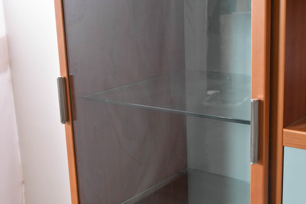 中古　美品　イタリア高級輸入家具　Poliform(ポリフォーム)　チェリー材　スライド式ガラス戸の照明付きハイキャビネット　定価約110万円　(R-087266)