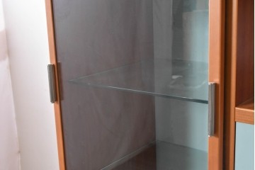 中古　美品　イタリア高級輸入家具　Poliform(ポリフォーム)　チェリー材　スライド式ガラス戸の照明付きハイキャビネット　定価約110万円　(R-087266)