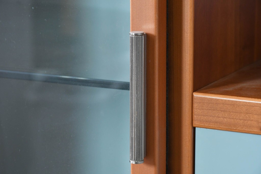 中古　美品　イタリア高級輸入家具　Poliform(ポリフォーム)　チェリー材　スライド式ガラス戸の照明付きハイキャビネット　定価約110万円　(R-087266)