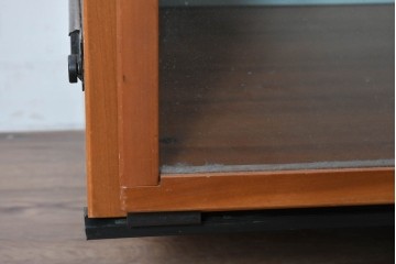 中古　美品　イタリア高級輸入家具　Poliform(ポリフォーム)　チェリー材　スライド式ガラス戸の照明付きハイキャビネット　定価約110万円　(R-087266)