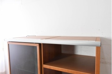 中古　美品　イタリア高級輸入家具　Poliform(ポリフォーム)　チェリー材　スライド式ガラス戸の照明付きハイキャビネット　定価約110万円　(R-087266)