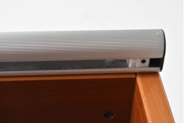 中古　美品　イタリア高級輸入家具　Poliform(ポリフォーム)　チェリー材　スライド式ガラス戸の照明付きハイキャビネット　定価約110万円　(R-087266)