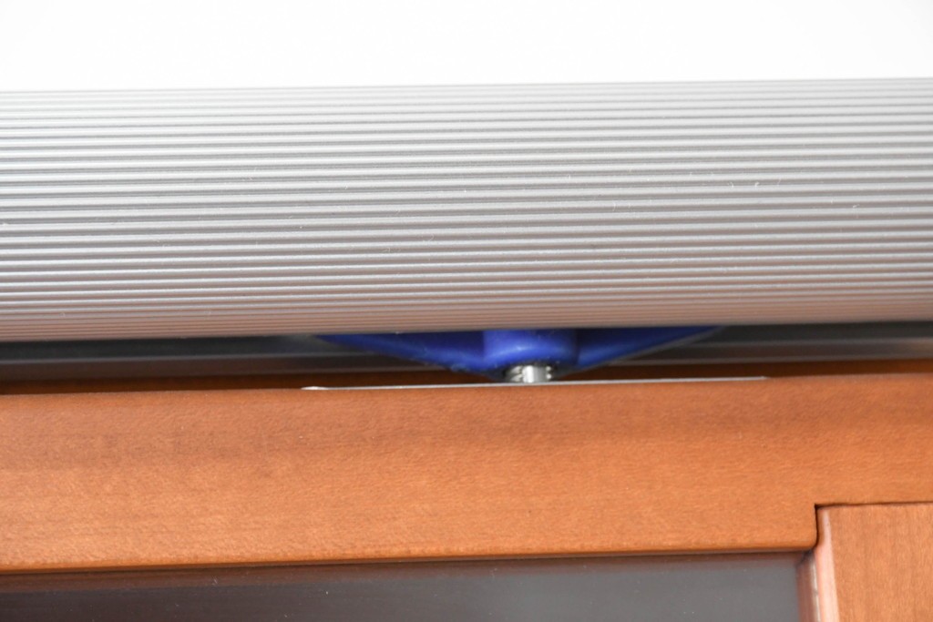 中古　美品　イタリア高級輸入家具　Poliform(ポリフォーム)　チェリー材　スライド式ガラス戸の照明付きハイキャビネット　定価約110万円　(R-087266)