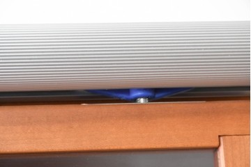 中古　美品　イタリア高級輸入家具　Poliform(ポリフォーム)　チェリー材　スライド式ガラス戸の照明付きハイキャビネット　定価約110万円　(R-087266)