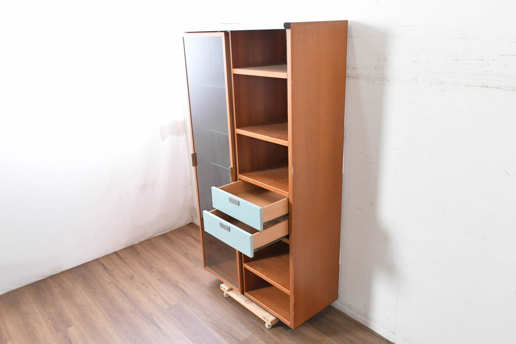 中古　美品　イタリア高級輸入家具　Poliform(ポリフォーム)　チェリー材　スライド式ガラス戸の照明付きハイキャビネット　定価約110万円　(R-087266)