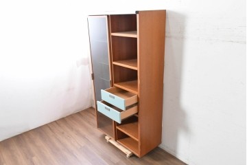 中古　美品　イタリア高級輸入家具　Poliform(ポリフォーム)　チェリー材　スライド式ガラス戸の照明付きハイキャビネット　定価約110万円　(R-087266)