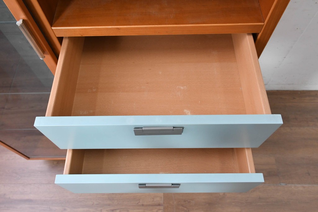 中古　美品　イタリア高級輸入家具　Poliform(ポリフォーム)　チェリー材　スライド式ガラス戸の照明付きハイキャビネット　定価約110万円　(R-087266)