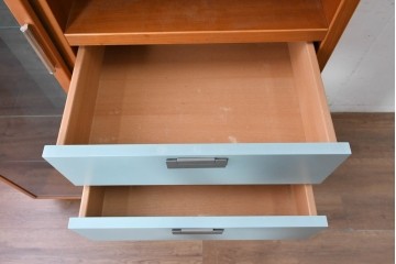 中古　美品　イタリア高級輸入家具　Poliform(ポリフォーム)　チェリー材　スライド式ガラス戸の照明付きハイキャビネット　定価約110万円　(R-087266)