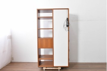 中古　美品　イタリア高級輸入家具　Poliform(ポリフォーム)　チェリー材　スライド式ガラス戸の照明付きハイキャビネット　定価約110万円　(R-087266)