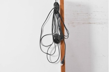 中古　美品　イタリア高級輸入家具　Poliform(ポリフォーム)　チェリー材　スライド式ガラス戸の照明付きハイキャビネット　定価約110万円　(R-087266)