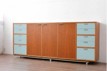 《引き出しユニットの組み立て費込み》　中古　美品　イタリア高級輸入家具　Poliform(ポリフォーム)　チェリー材の温かみのある色合いが映えるモダンデザインのサイドボード　定価約150万円　(R-087267)