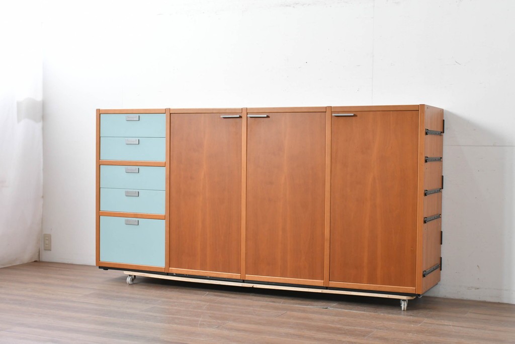 《引き出しユニットの組み立て費込み》　中古　美品　イタリア高級輸入家具　Poliform(ポリフォーム)　チェリー材の温かみのある色合いが映えるモダンデザインのサイドボード　定価約150万円　(R-087267)
