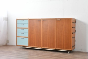 《引き出しユニットの組み立て費込み》　中古　美品　イタリア高級輸入家具　Poliform(ポリフォーム)　チェリー材の温かみのある色合いが映えるモダンデザインのサイドボード　定価約150万円　(R-087267)