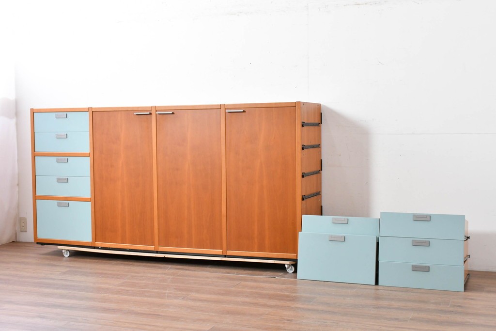 《引き出しユニットの組み立て費込み》　中古　美品　イタリア高級輸入家具　Poliform(ポリフォーム)　チェリー材の温かみのある色合いが映えるモダンデザインのサイドボード　定価約150万円　(R-087267)