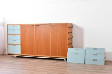 《引き出しユニットの組み立て費込み》　中古　美品　イタリア高級輸入家具　Poliform(ポリフォーム)　チェリー材の温かみのある色合いが映えるモダンデザインのサイドボード　定価約150万円　(R-087267)