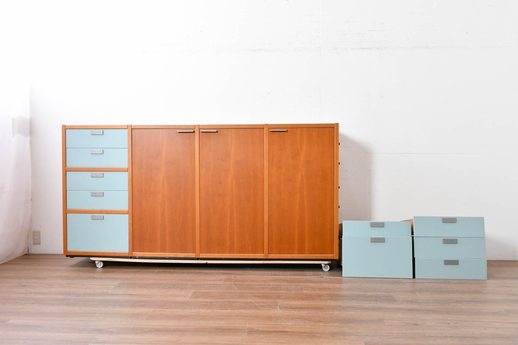 《引き出しユニットの組み立て費込み》　中古　美品　イタリア高級輸入家具　Poliform(ポリフォーム)　チェリー材の温かみのある色合いが映えるモダンデザインのサイドボード　定価約150万円　(R-087267)