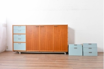 《引き出しユニットの組み立て費込み》　中古　美品　イタリア高級輸入家具　Poliform(ポリフォーム)　チェリー材の温かみのある色合いが映えるモダンデザインのサイドボード　定価約150万円　(R-087267)