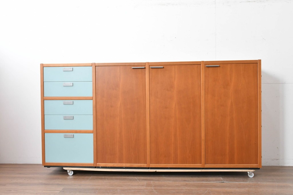 《引き出しユニットの組み立て費込み》　中古　美品　イタリア高級輸入家具　Poliform(ポリフォーム)　チェリー材の温かみのある色合いが映えるモダンデザインのサイドボード　定価約150万円　(R-087267)