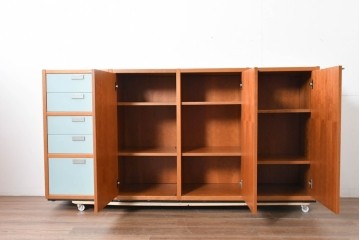 《引き出しユニットの組み立て費込み》　中古　美品　イタリア高級輸入家具　Poliform(ポリフォーム)　チェリー材の温かみのある色合いが映えるモダンデザインのサイドボード　定価約150万円　(R-087267)