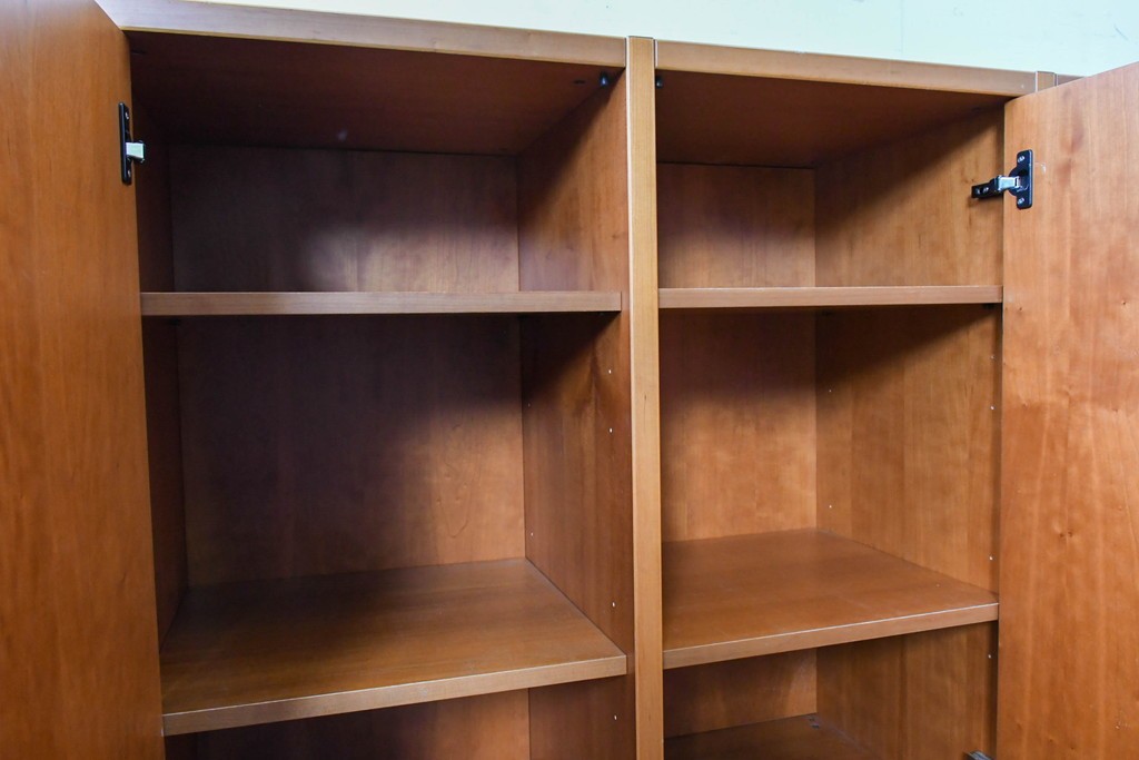 《引き出しユニットの組み立て費込み》　中古　美品　イタリア高級輸入家具　Poliform(ポリフォーム)　チェリー材の温かみのある色合いが映えるモダンデザインのサイドボード　定価約150万円　(R-087267)