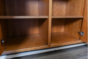 《引き出しユニットの組み立て費込み》　中古　美品　イタリア高級輸入家具　Poliform(ポリフォーム)　チェリー材の温かみのある色合いが映えるモダンデザインのサイドボード　定価約150万円　(R-087267)