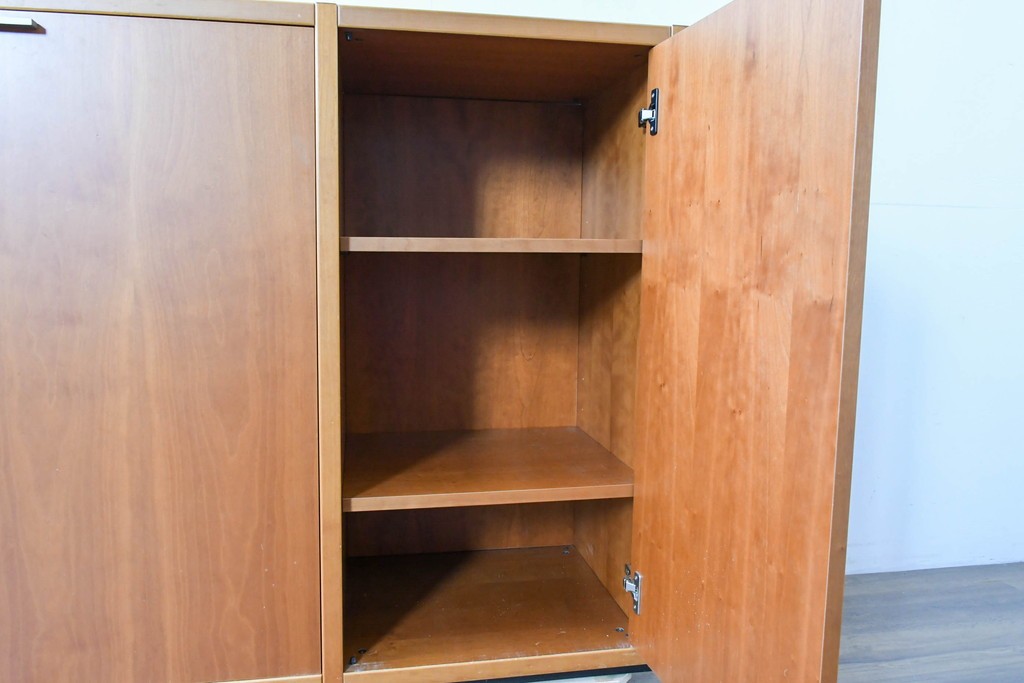 《引き出しユニットの組み立て費込み》　中古　美品　イタリア高級輸入家具　Poliform(ポリフォーム)　チェリー材の温かみのある色合いが映えるモダンデザインのサイドボード　定価約150万円　(R-087267)