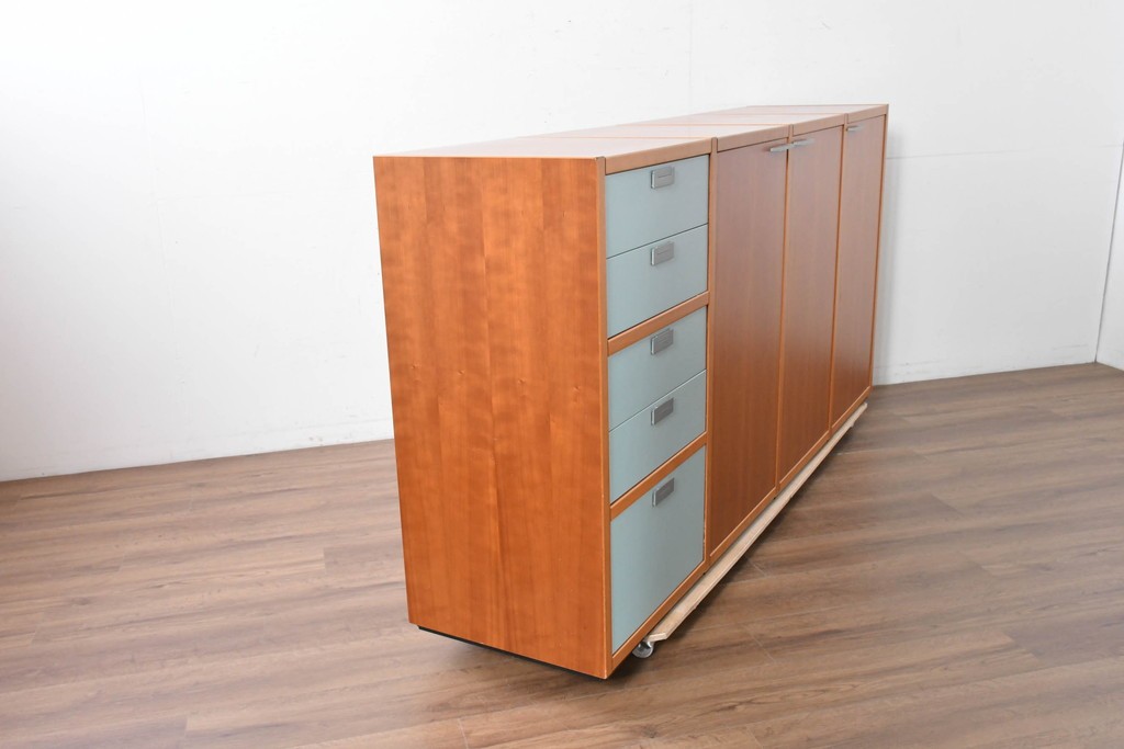 《引き出しユニットの組み立て費込み》　中古　美品　イタリア高級輸入家具　Poliform(ポリフォーム)　チェリー材の温かみのある色合いが映えるモダンデザインのサイドボード　定価約150万円　(R-087267)