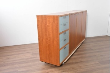 《引き出しユニットの組み立て費込み》　中古　美品　イタリア高級輸入家具　Poliform(ポリフォーム)　チェリー材の温かみのある色合いが映えるモダンデザインのサイドボード　定価約150万円　(R-087267)