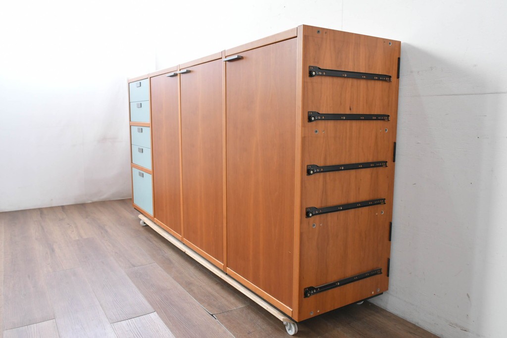 《引き出しユニットの組み立て費込み》　中古　美品　イタリア高級輸入家具　Poliform(ポリフォーム)　チェリー材の温かみのある色合いが映えるモダンデザインのサイドボード　定価約150万円　(R-087267)