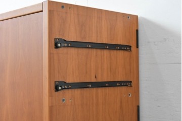 《引き出しユニットの組み立て費込み》　中古　美品　イタリア高級輸入家具　Poliform(ポリフォーム)　チェリー材の温かみのある色合いが映えるモダンデザインのサイドボード　定価約150万円　(R-087267)