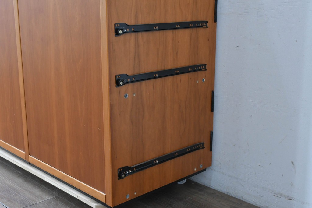 《引き出しユニットの組み立て費込み》　中古　美品　イタリア高級輸入家具　Poliform(ポリフォーム)　チェリー材の温かみのある色合いが映えるモダンデザインのサイドボード　定価約150万円　(R-087267)