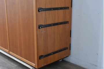 《引き出しユニットの組み立て費込み》　中古　美品　イタリア高級輸入家具　Poliform(ポリフォーム)　チェリー材の温かみのある色合いが映えるモダンデザインのサイドボード　定価約150万円　(R-087267)