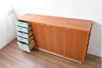 《引き出しユニットの組み立て費込み》　中古　美品　イタリア高級輸入家具　Poliform(ポリフォーム)　チェリー材の温かみのある色合いが映えるモダンデザインのサイドボード　定価約150万円　(R-087267)