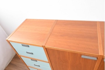 《引き出しユニットの組み立て費込み》　中古　美品　イタリア高級輸入家具　Poliform(ポリフォーム)　チェリー材の温かみのある色合いが映えるモダンデザインのサイドボード　定価約150万円　(R-087267)