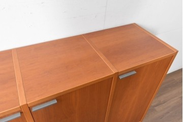 《引き出しユニットの組み立て費込み》　中古　美品　イタリア高級輸入家具　Poliform(ポリフォーム)　チェリー材の温かみのある色合いが映えるモダンデザインのサイドボード　定価約150万円　(R-087267)