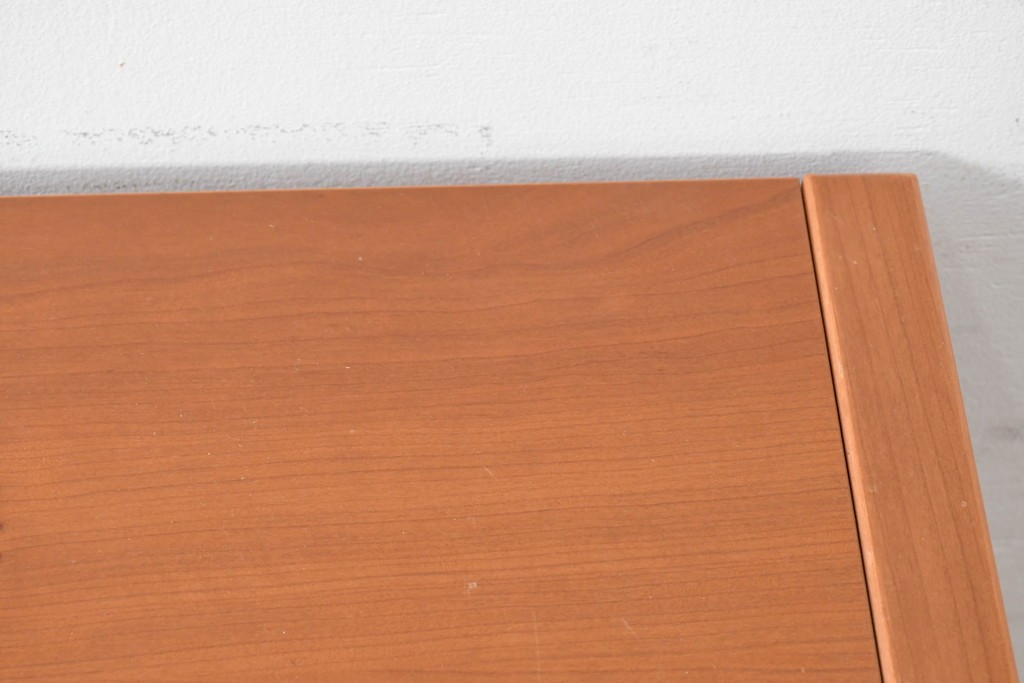 《引き出しユニットの組み立て費込み》　中古　美品　イタリア高級輸入家具　Poliform(ポリフォーム)　チェリー材の温かみのある色合いが映えるモダンデザインのサイドボード　定価約150万円　(R-087267)