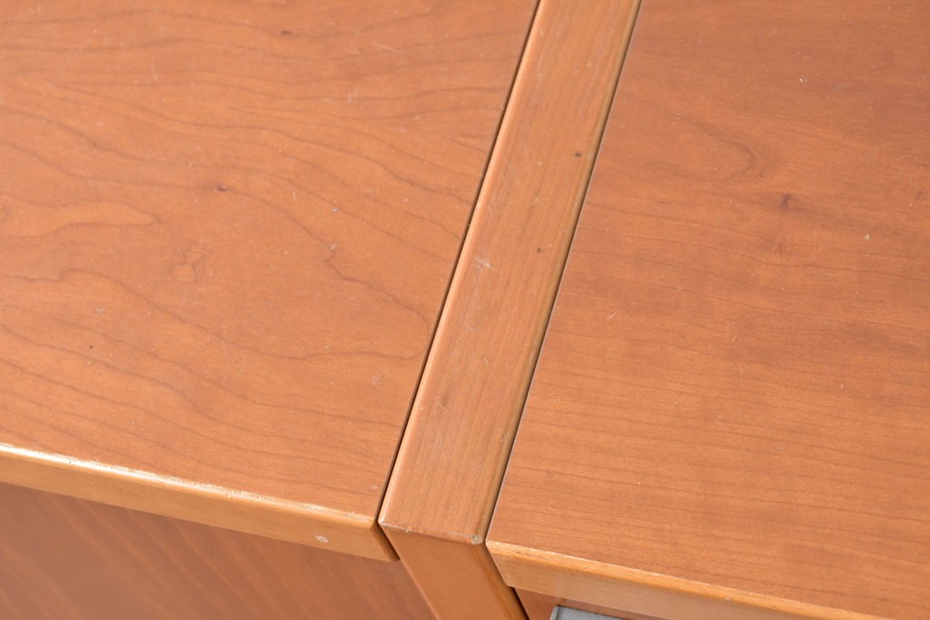 《引き出しユニットの組み立て費込み》　中古　美品　イタリア高級輸入家具　Poliform(ポリフォーム)　チェリー材の温かみのある色合いが映えるモダンデザインのサイドボード　定価約150万円　(R-087267)